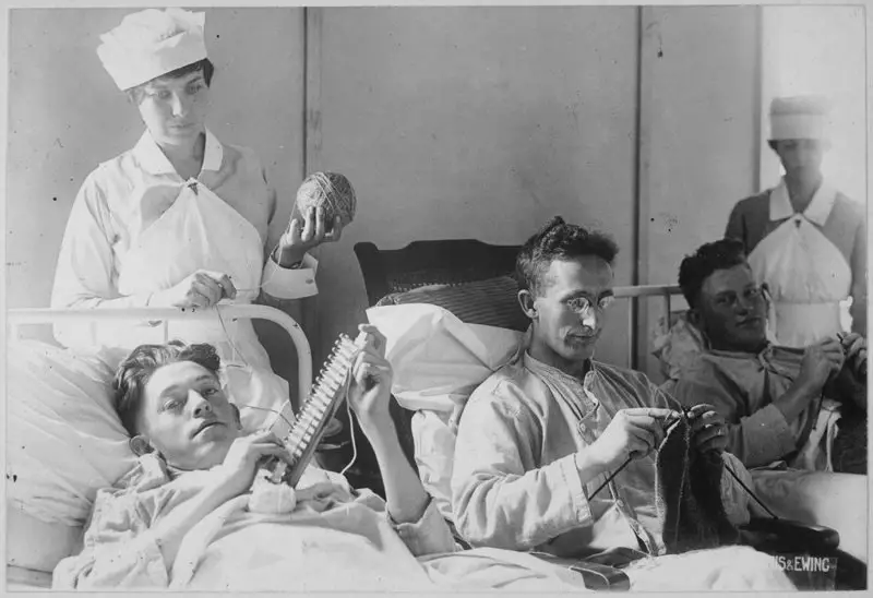 جنود مصابون في المشافي يمارسون الحياكة خلال الحرب العالمية الأولى