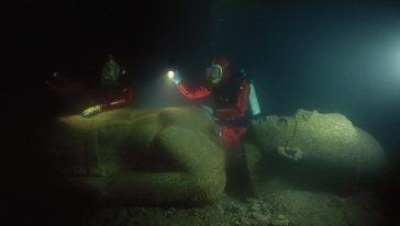 تمثال مصري قديم عثر عليه تحت البحر