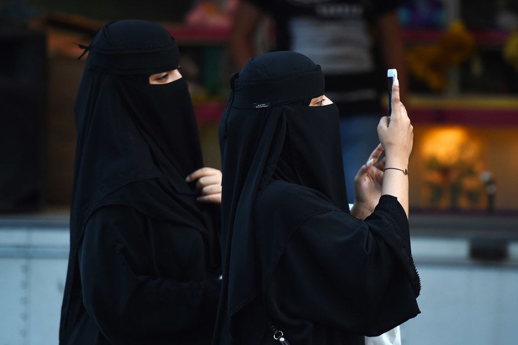 نساء يتمشين في العاصمة السعودية الرياض خلال احتفالات الذكرى السنوية لتأسيس المملكة