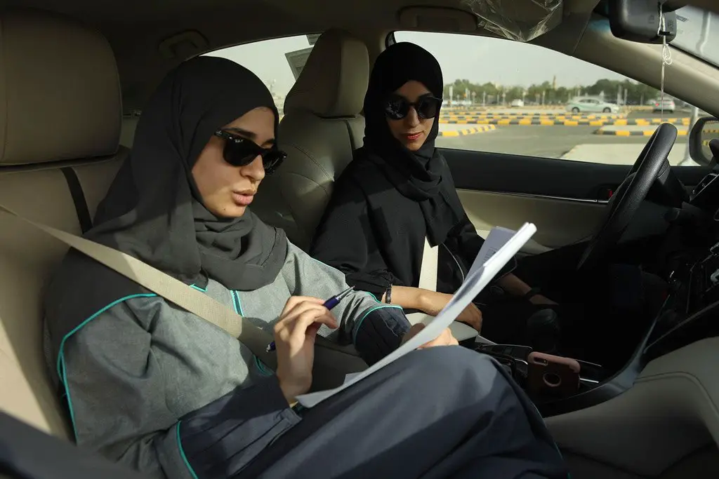 طالبة ومدربتها وهي تدربها على قيادة السيارة في مدرسة تعليم قيادة السيارات الخاصة في مدينة جدّة في جامعة الملك عبدالعزيز في اليوم التالي لبدء العمل بقانون السماح للمرأة بقيادة السيارات في السعودية