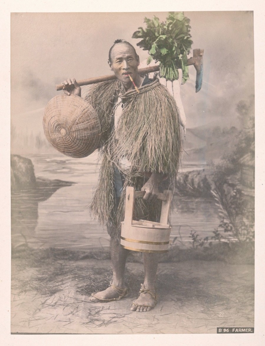 مُزارع في (مينو) يضع على كتفيه غطاءً مصنوع من القش لحمايته من المطر حوالي سنة 1890