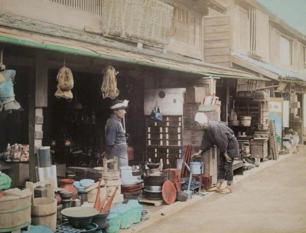 بائع يعرض بضاعته في شوارع طوكيو حوالي عام 1890