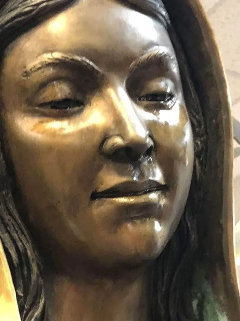 صورة تمثال مريم العذراء، أو كما يعرف محليا باسم "سيدتنا غودالوبي" الذي زعموا أنه ينتحب ويذرف دموعا.