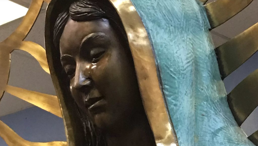 تمثال مريم العذراء في (نيو ميكسيكو) الذي زعموا أنه يذرف دموعا