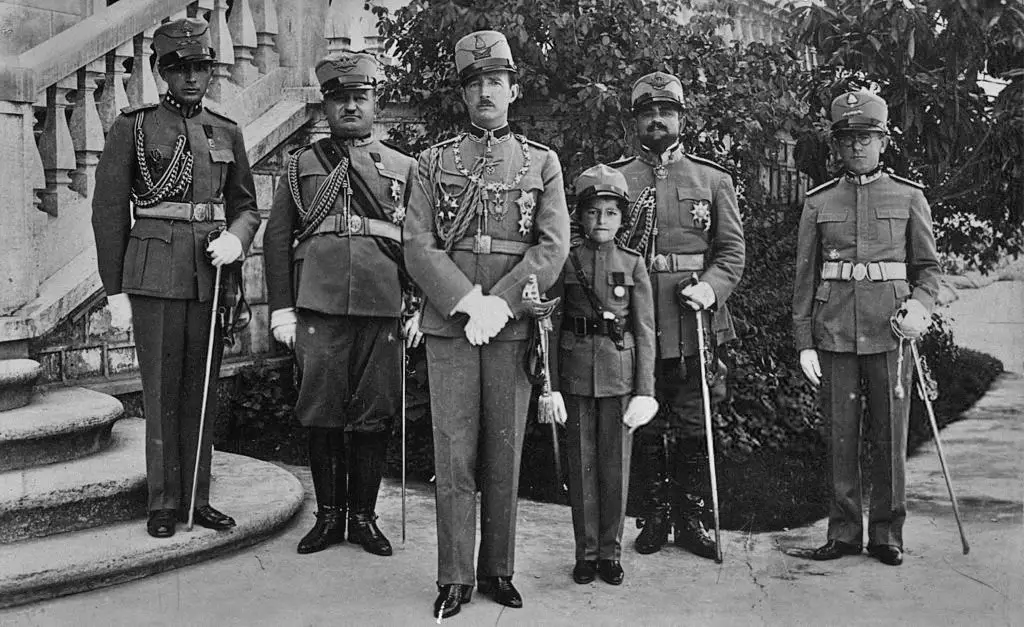 صورة التقطت حوالي عام 1930 تظهر الملك (زوغ) وهو يقف في الوسط، رفقة ولي العهد فوغال (أسد) والعقيد (ساردجزي) والجنرال (أرانيتا) والجنرال (غيلاردي) والعقيد (باشا).