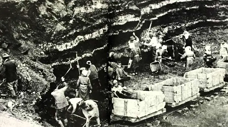 صورة للعمال وهم يعملون بمناجم الفحم في جزيرة هاشيما