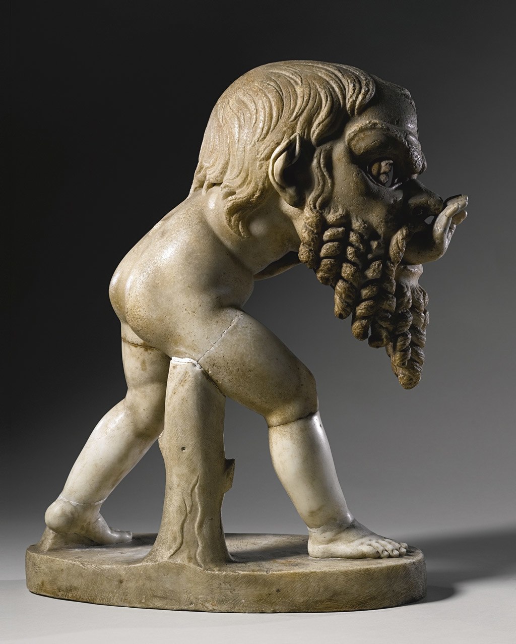تمثال لأحد أتباع الاله (ديونيسوس) يرتدي قناع مسرح لـ(سيلينوس) يعود تاريخه إلى القرن الأول، نحاته مجهول، مع ترميم من قبل أليساندرو ألجاردي - معهد الفن في شيكاغو.