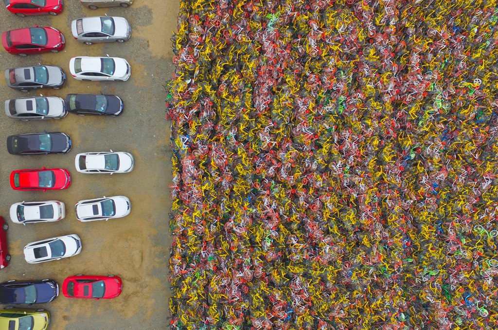 منظر من السماء لإحدى مقابر الدراجات في مدينة (شيامن) الصينية