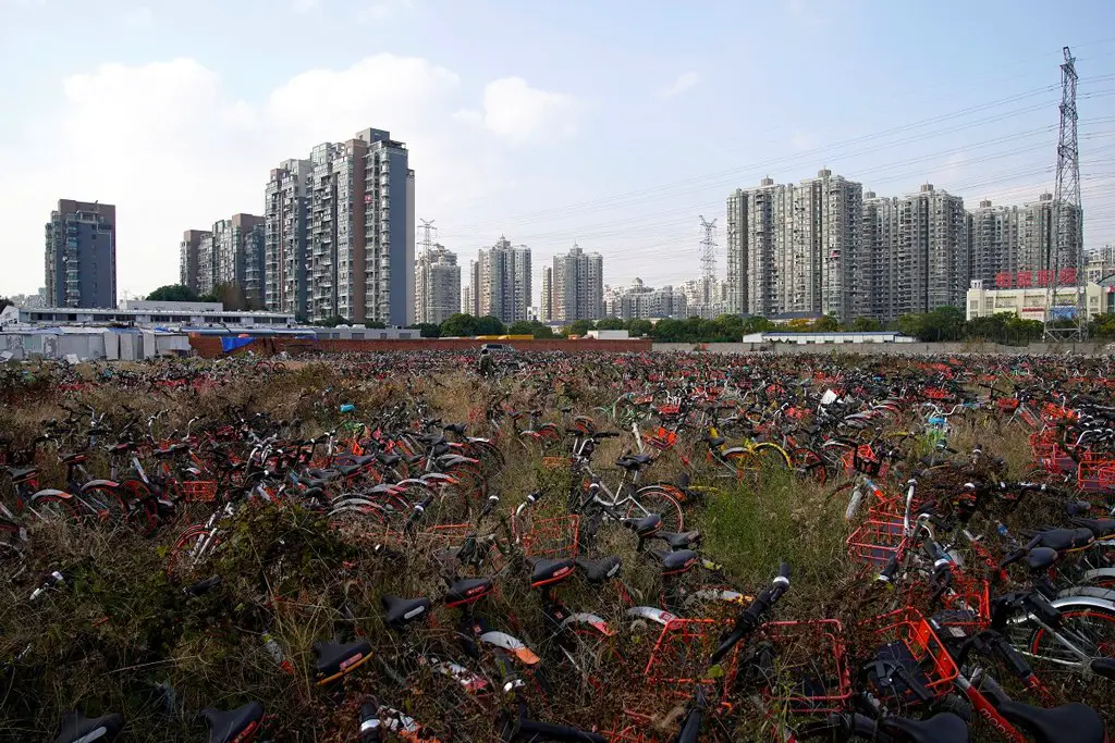 أكوام من الدراجات الهوائية المهجورة في (شانغهاي)