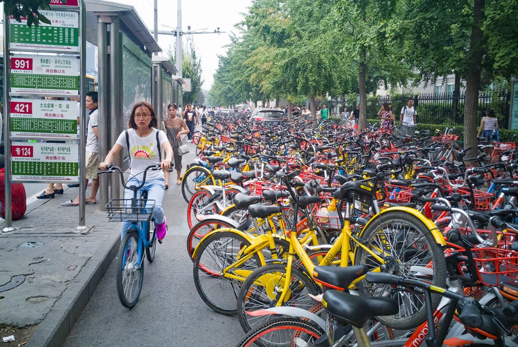 آلاف الدراجات الهوائية المهجورة في شوارع الصين.