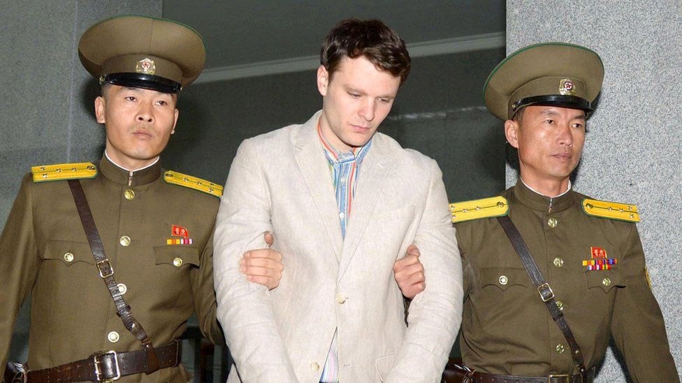 (أوتو وارمبيي) أثناء القبض عليه من طرف شرطة كوريا الشمالية