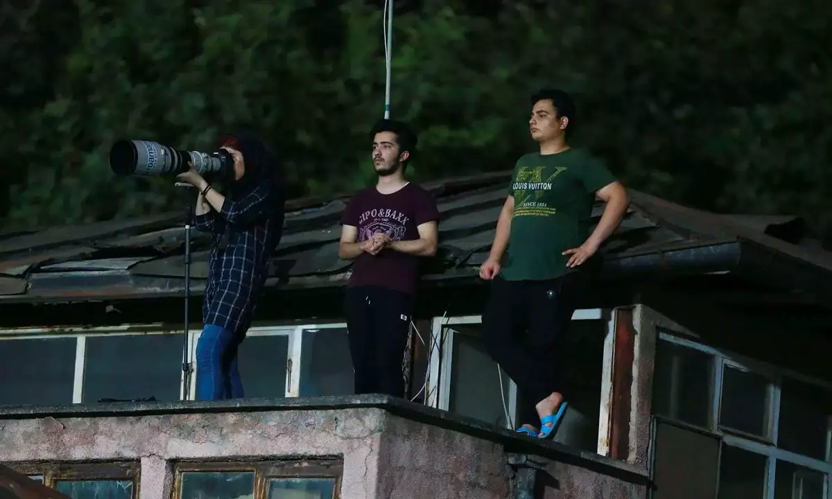 المصورة الإيرانية (باريسا بورتريان) وهي تلتقط صور مقابلة الكرة القدم ضمن الدوري الإيراني الممتاز التي جرت في يوليو الفارط.