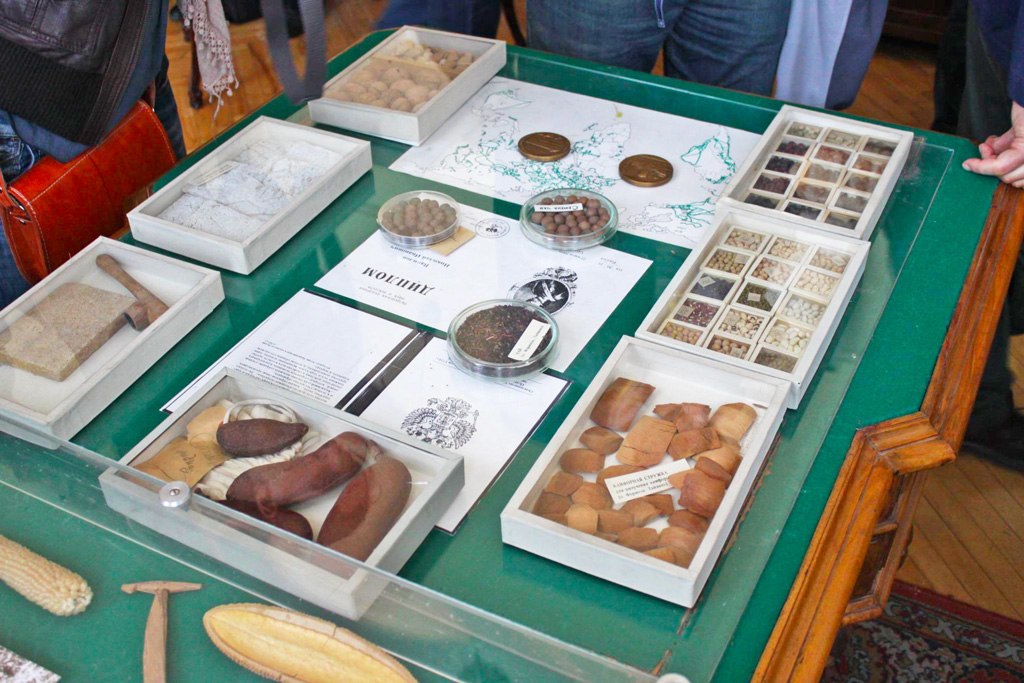 عينات جمعت من طرف (نيكولاي فافيلوف) يتم عرضها في معهد (فافيلوف) لإنتاج النباتات.
