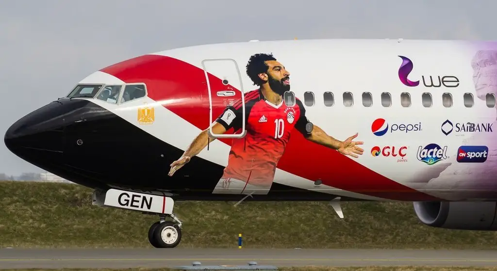 صورة محمد صلاح على طائرة المنتخب المصري لكرة القدم.