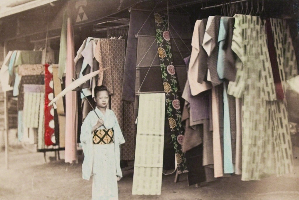 طفل يقف أمام محل لبيع الملابس حوالي عام 1890