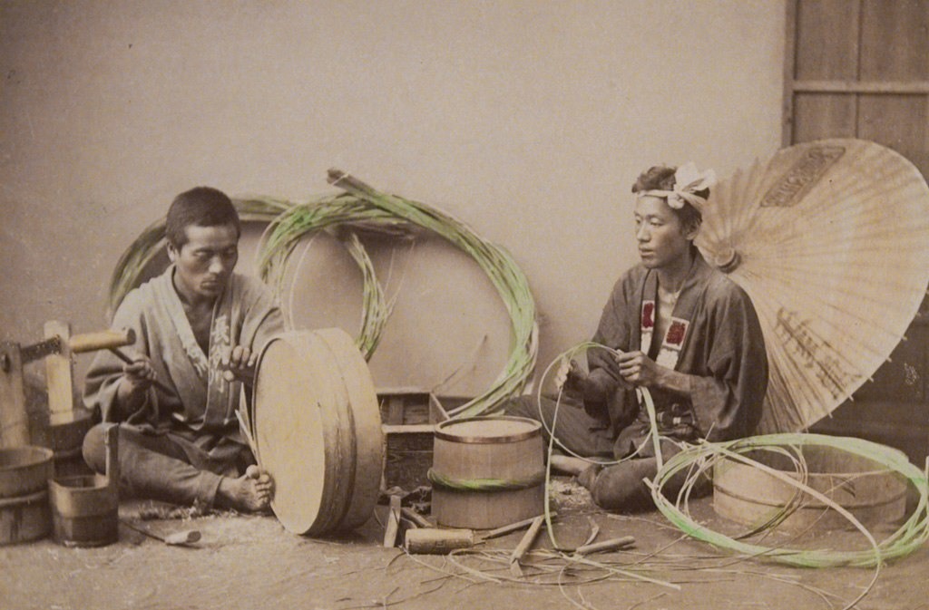 رجلان يعملان على صنع أحواض خشبية حوالي عام 1890