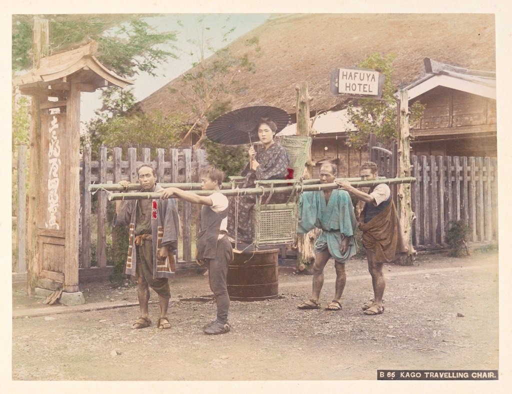 أربعة فلاحين يحملون امرأة ثرية في كرسي متحرك يدعى «كاغو»، حوالي 1890 ميلادي