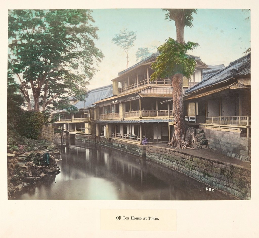 مكان عام لتناول الشاي يدعى (أوجي) يقع بالقرب من قناة لتصريف المياه في (طوكيو)، حوالي سنة 1880