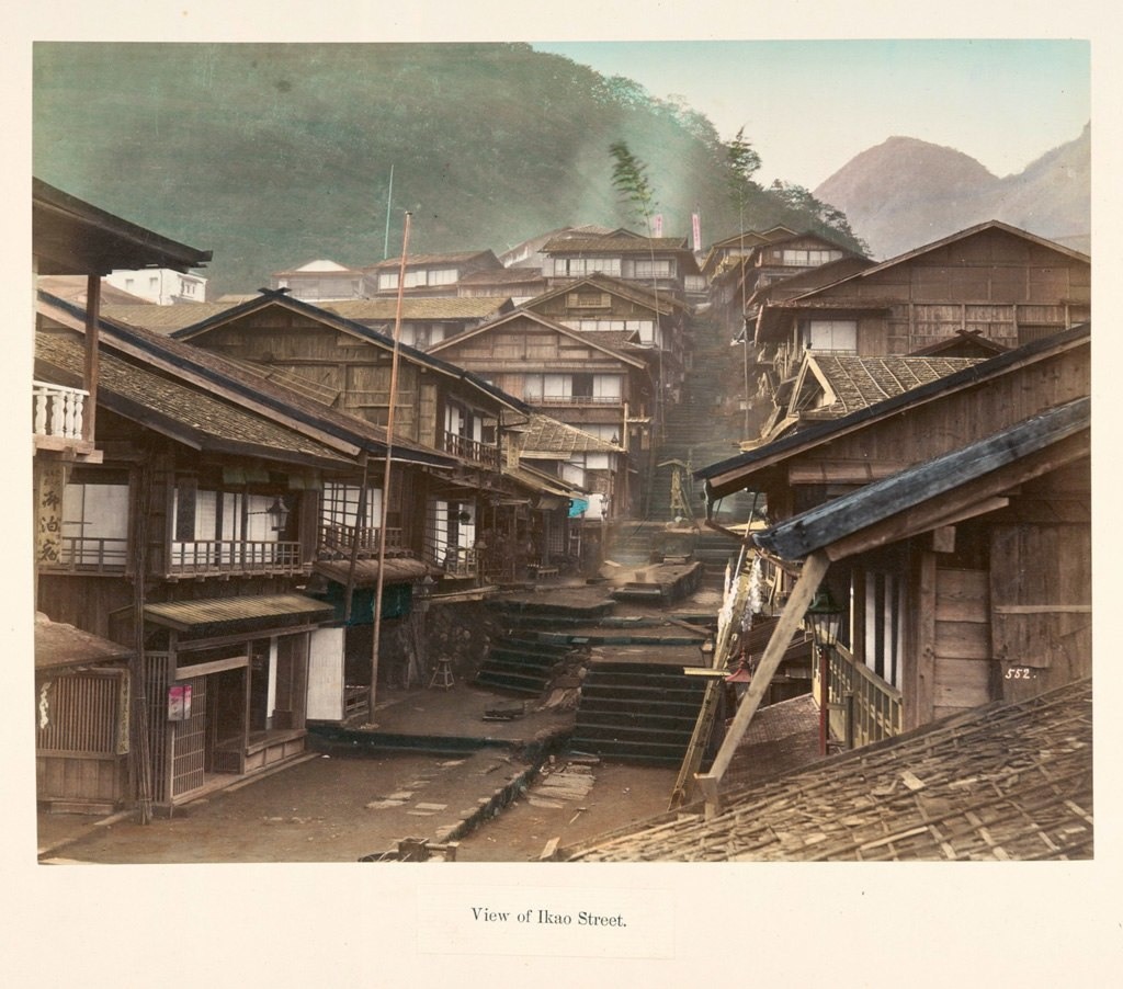 شارع فارغ في بلدة (إيكاو) اليابانية القديمة حوالي سنة 1880