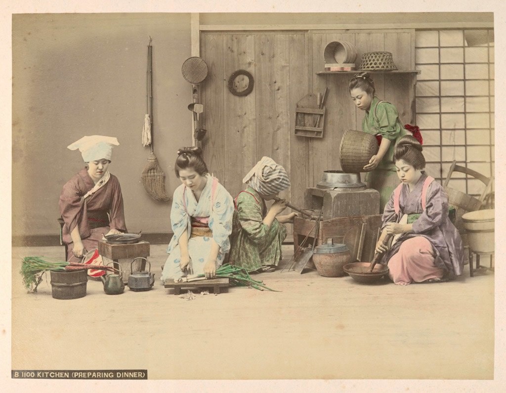 طباخات يقمن بتحظير الطعام في المطبخ.حوالي سنة 1890