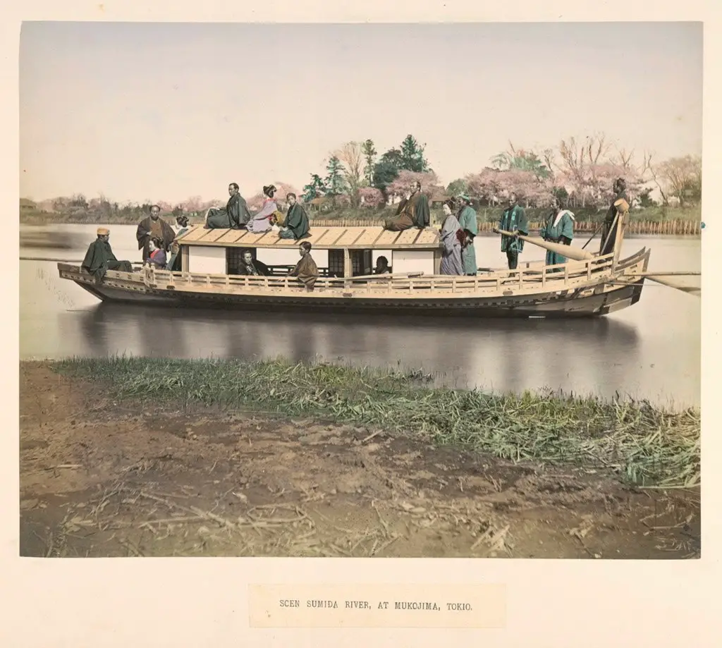 قارب كامل من الناس يسافر في نهر (سوميدا) في (طوكيو) حوالي سنة 1880