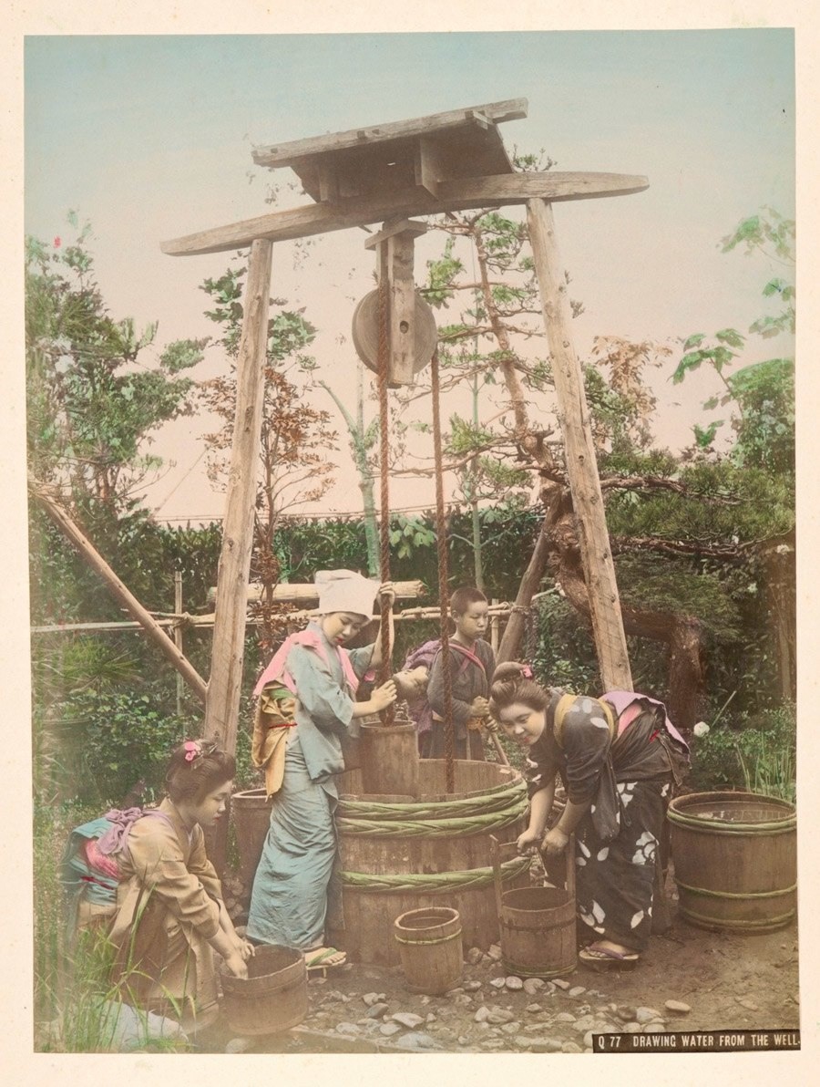 عاملات يخرجن الماء من بئر حوالي سنة 1890
