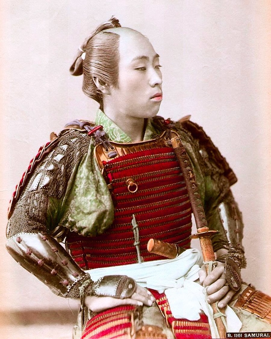 محارب ساموراي تظهر على رأسه تسريحة الشعر المميزة والتي تدعى (شونماج) حوالي عام 1890