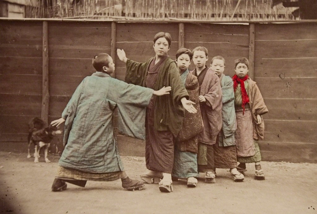 أولاد صغار يلعبون لعبة في الفناء بين عامي 1890 و1900