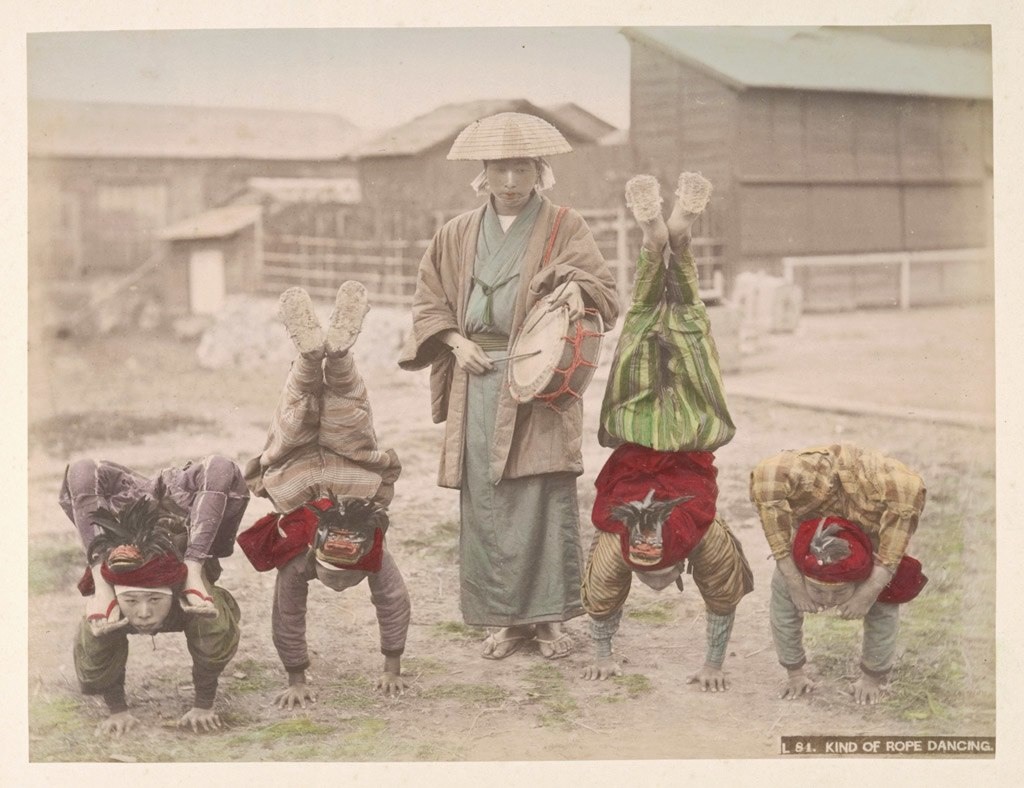 بعض الفتية المرنين بشكل لا يصدق يتدربون على أداء رقصة الحبل حوالي سنة 1890
