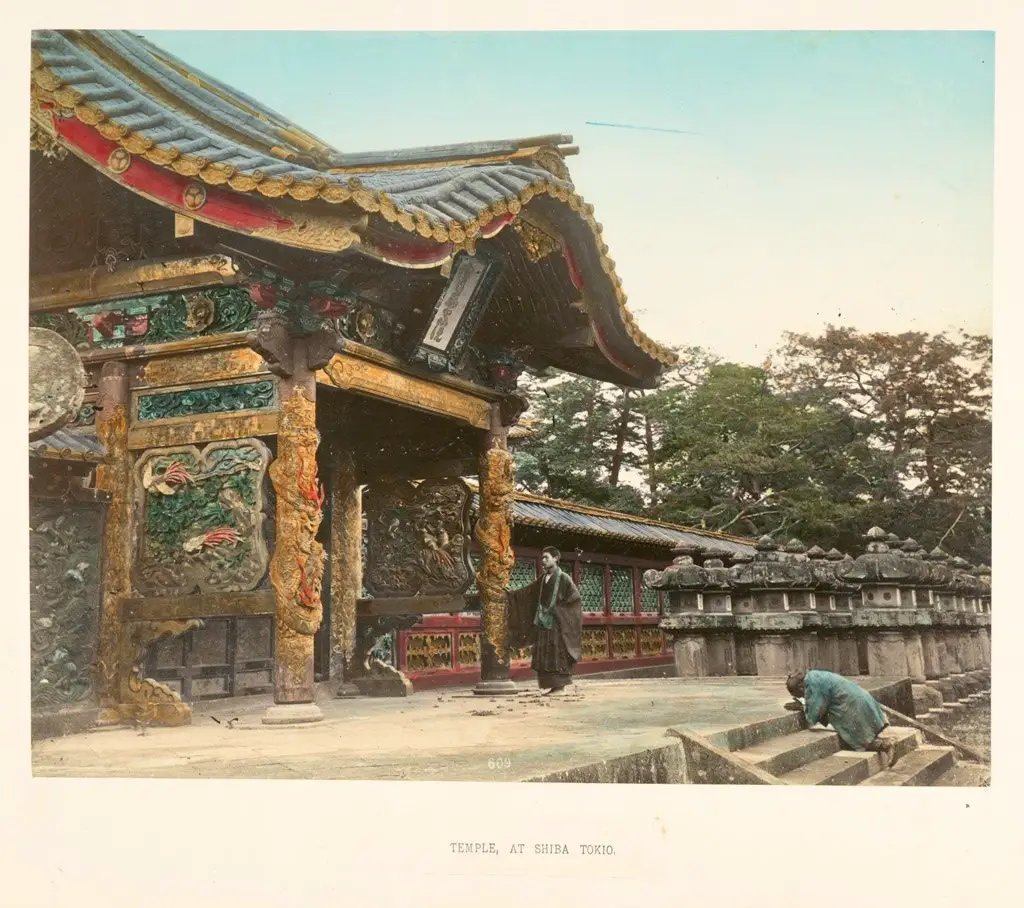 رجل ينزل على ركبتيه لاقامة الصلاة على درج معبد (شيبا) في (طوكيو) حوالي سنة 1880