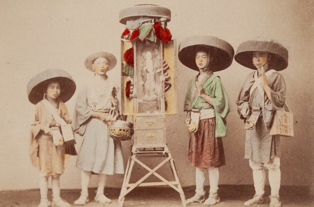 أربعة من الحجاج يقفون أمام ضريح حوالي سنة 1890