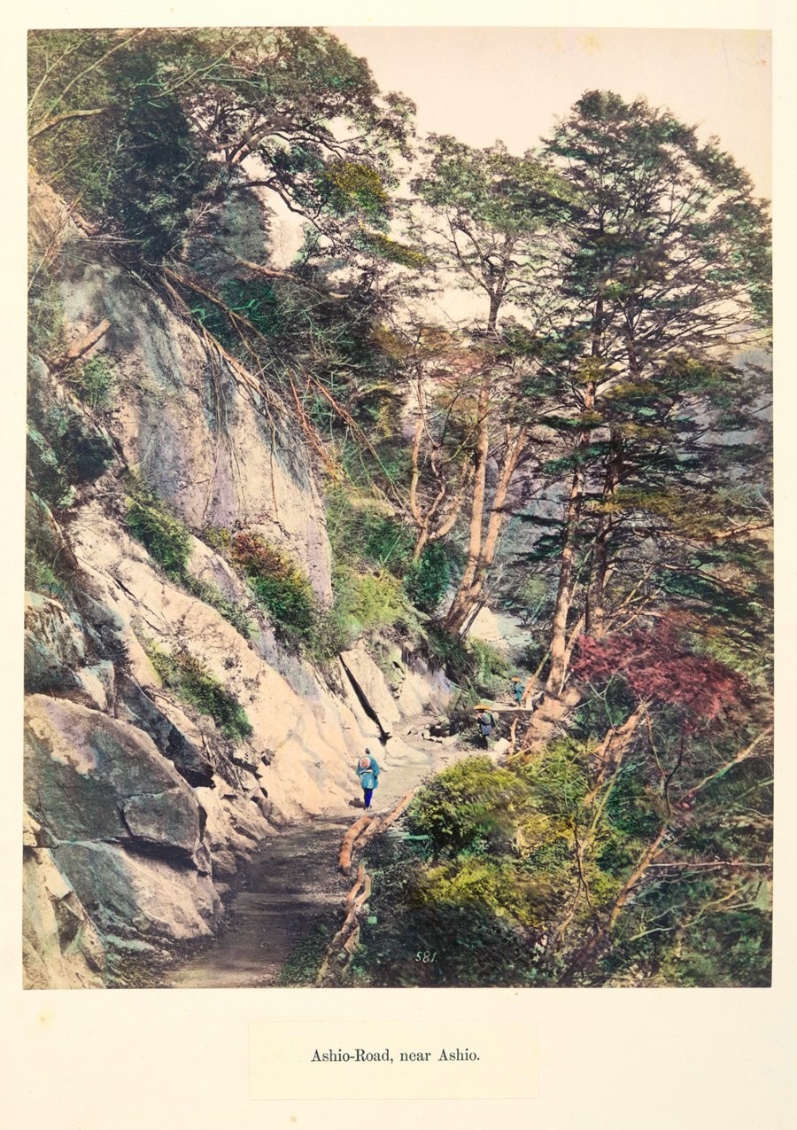 رجل يسير على طول طريق يقع على سفح جبل (أشيو) حوالي سنة 1880