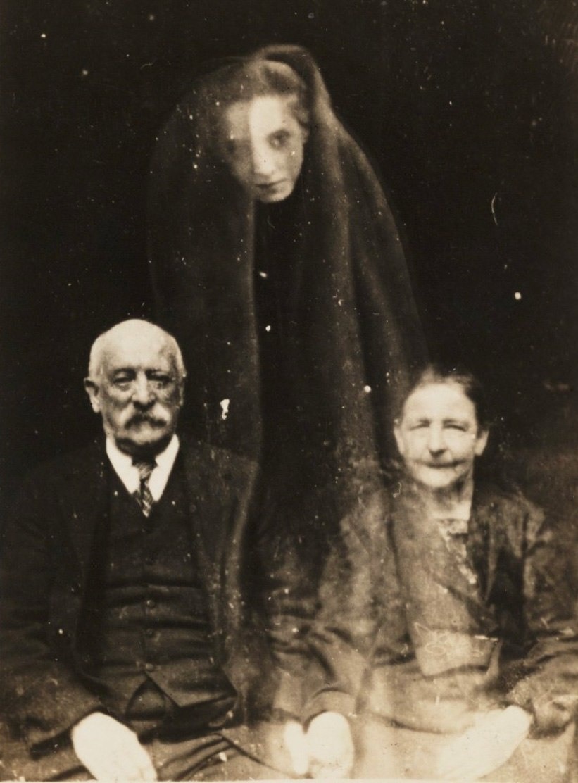 الصورة التي التقطها (هوب) للزوجين، والتي تظهر ما زعم أنه روح أنثى وراءهما. الصورة من National Media Museum/Wikimedia Commons