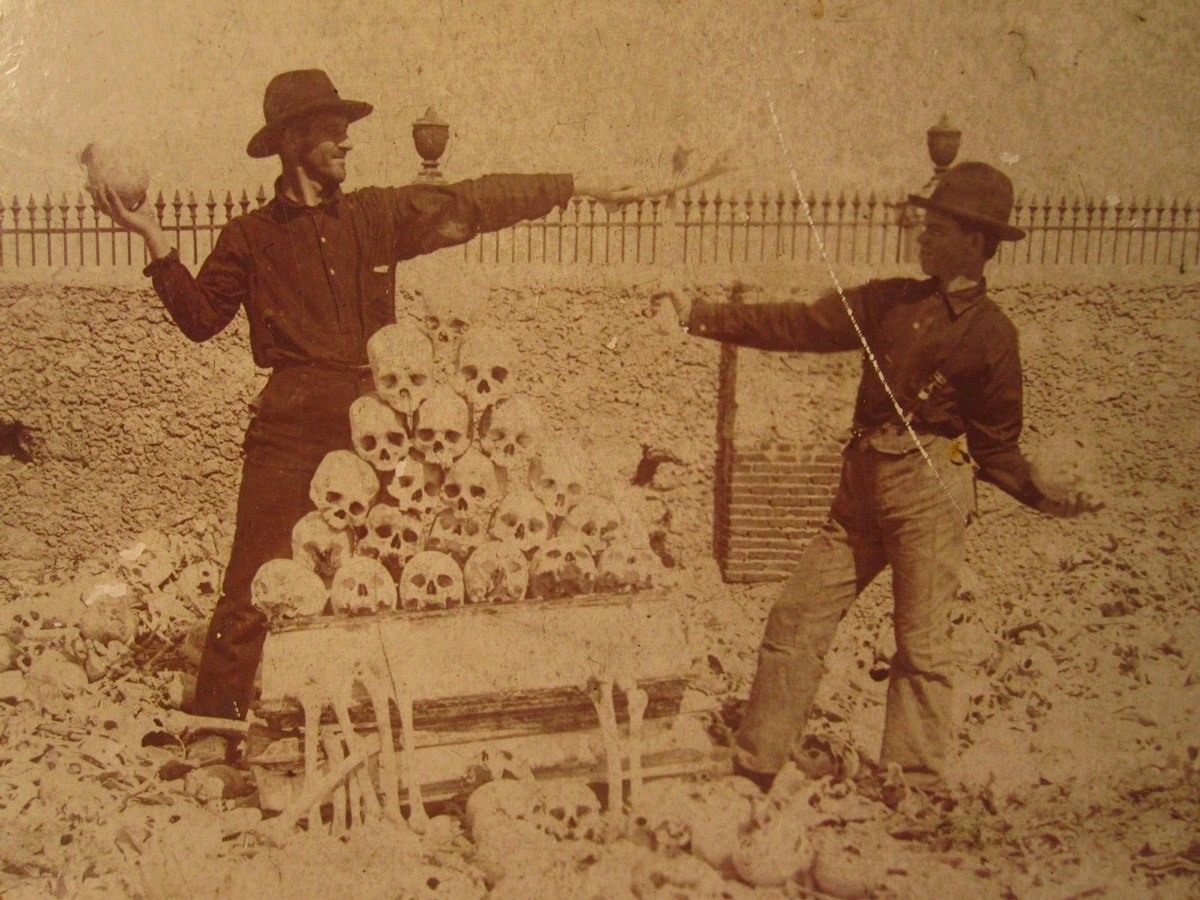 في الصورة جنود أمريكيون يلعبون بالعظام في مقبرة (كولون) في هافانا بكوبا - صورة: theprimitivefold/eBay