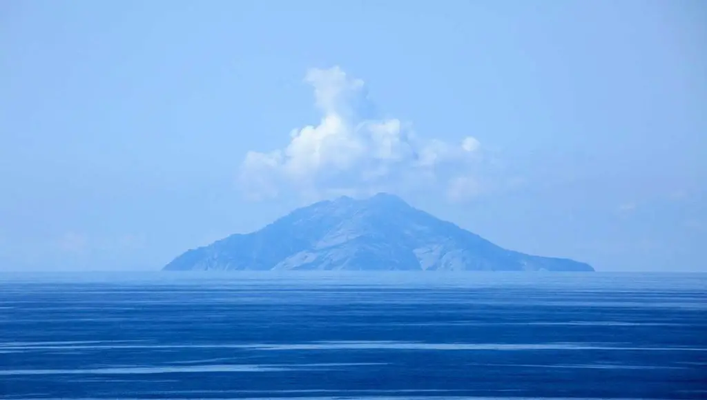 جزيرة مونتي كريستو الإيطالية على السواحل الفرنسية