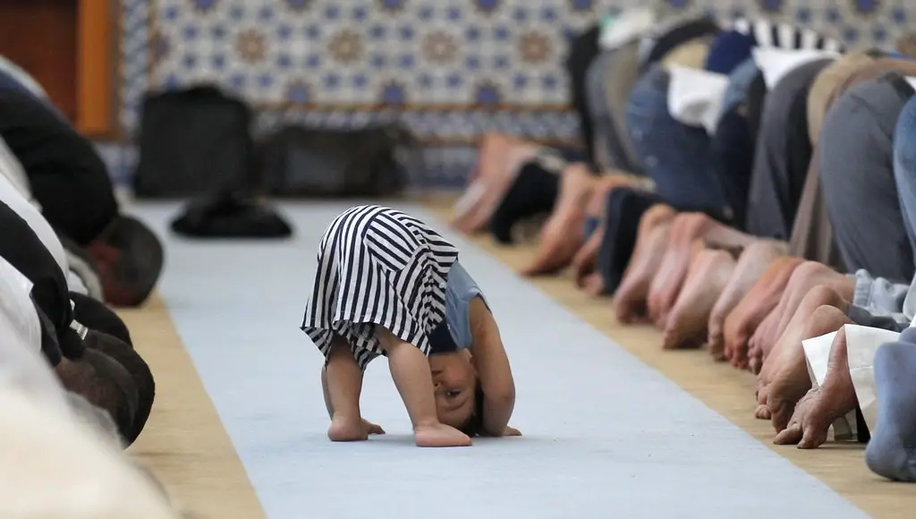 طفل في المسجد