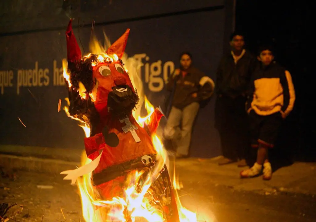 يوم حرق الشيطان Quema Del Diablo