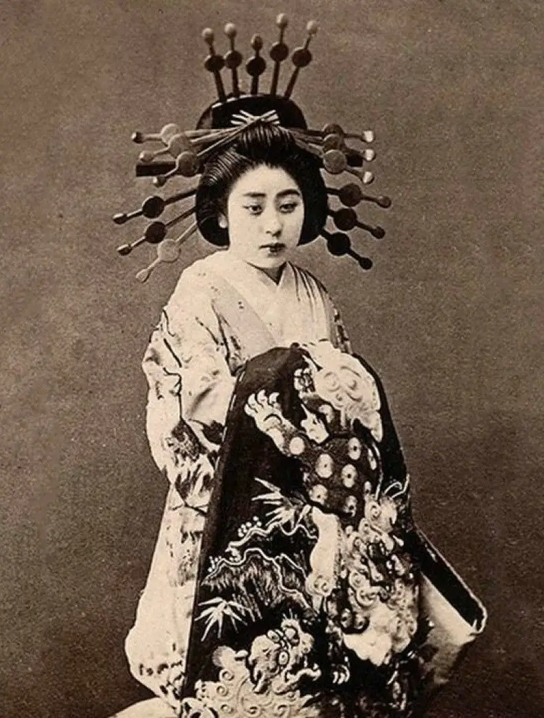 الـ(أويرِن) وتعني ”الزهرة الأولى ترتدي“ الزي التقليدي في اليابان «الكيمونو»