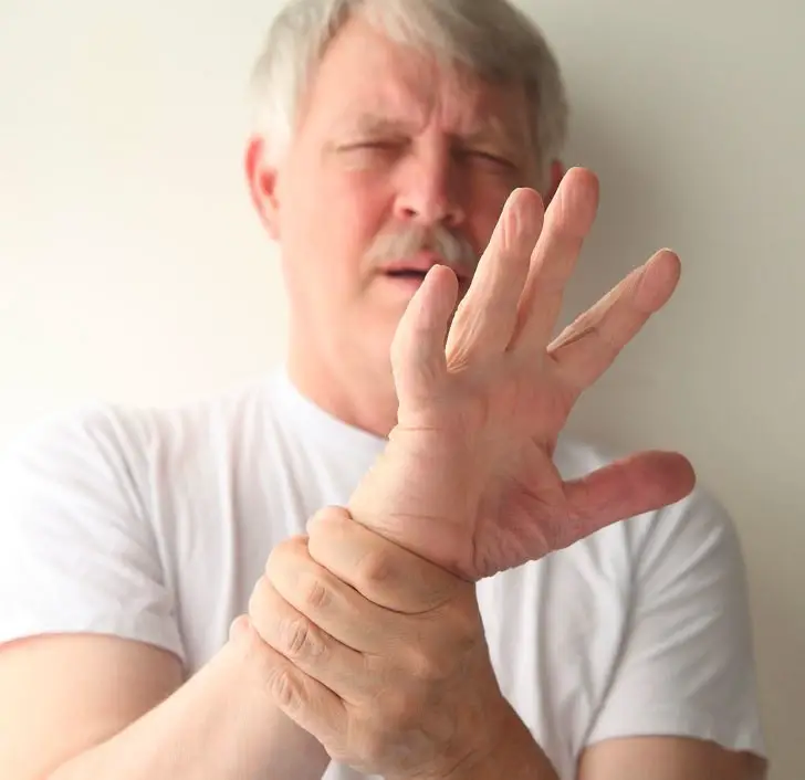 شخص مسن يعاني رجفات اليدين