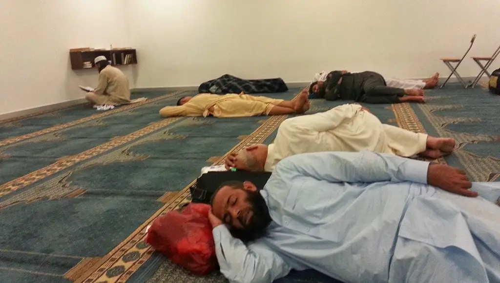 أشخاص نائمون في المسجد