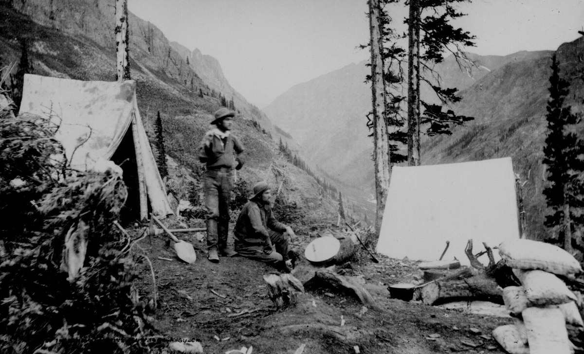 مخيم على جانب الجبل أُعد من طرف المنقبين عن الثروات الباطنية وعمال المناجم في مقاطعة (سان خوان) في ولاية (كولورادو) سنة 1875.