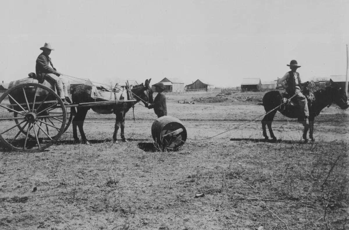 سحب المياه عبر ريف (إنسينال) في (تكساس) سنة 1905.