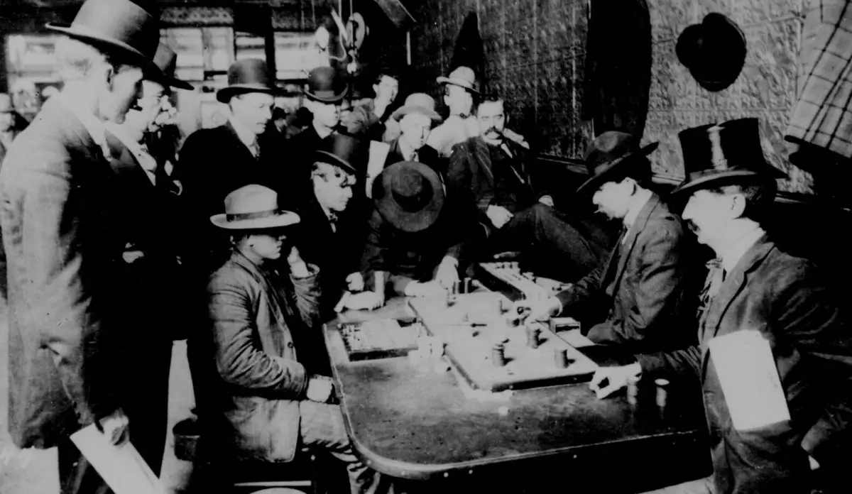 رجال يقامرون في أحد الصالونات في منطقة (بيسبي) في (أريزونا) سنة 1900.