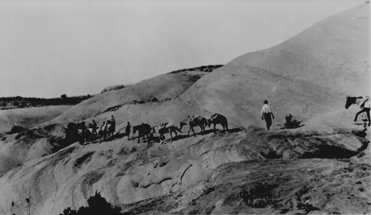 مجموعة من المستوطنين يقودون خيولهم عبر الصخور الملساء والحارة لجبل (نافاخو) في (يوتاه) سنة 1909.