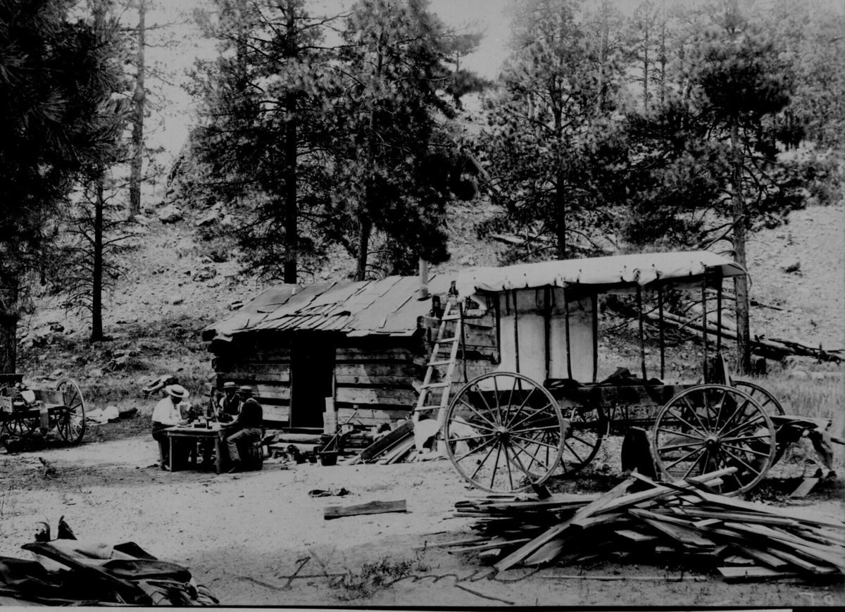 عمال في شركة للتنقيب عن النفط يلعبون «البوكر» خارجاً في (أريزونا) بين سنتي 1887 و1889.