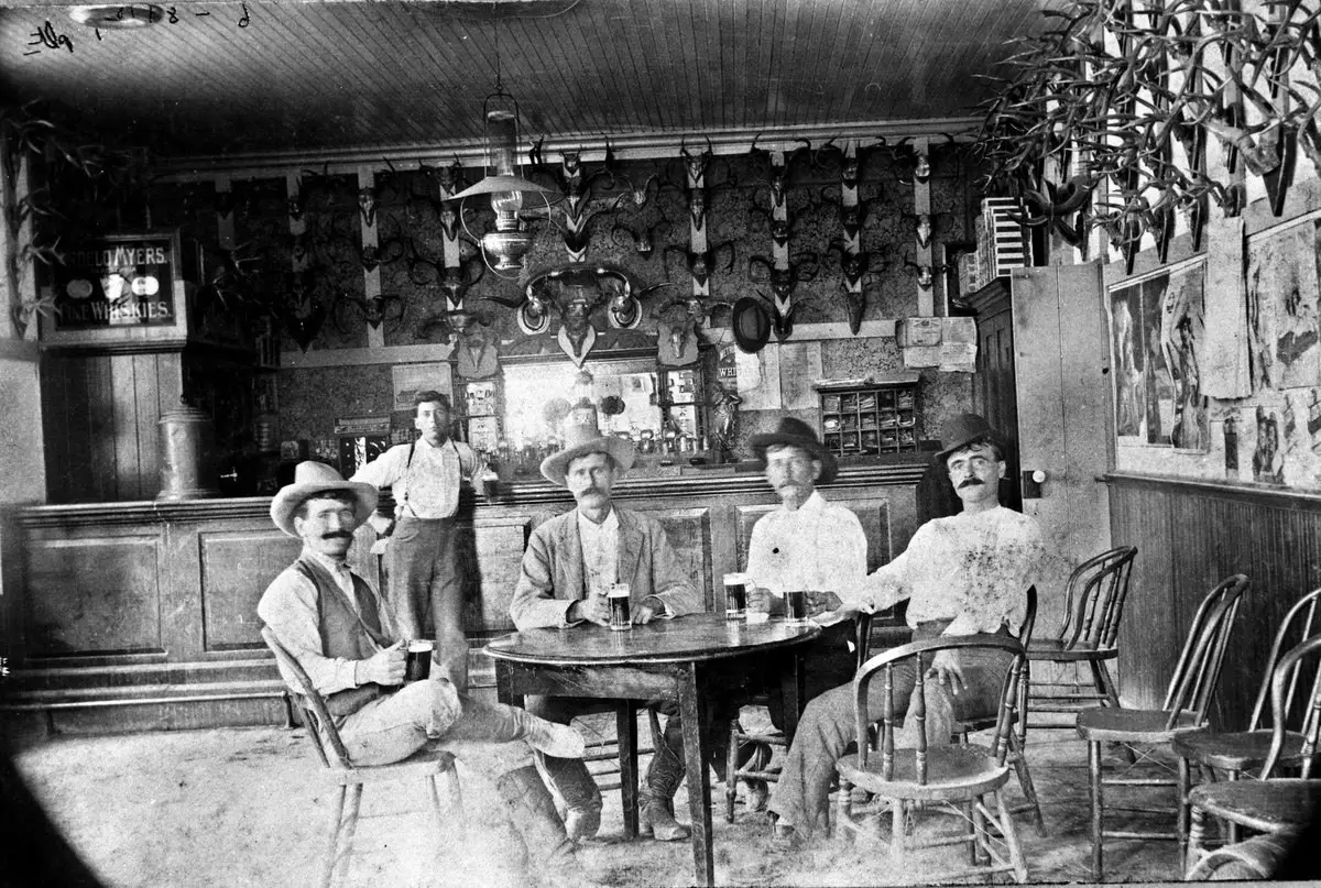 داخل حانة فندق وصالون في مقاطعة (كاستروفيل) في (تكساس) حوالي سنة 1889.