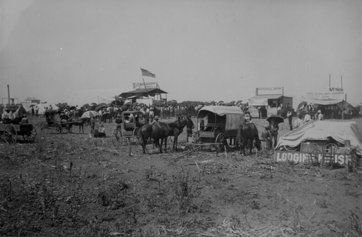 بلدة (أنداركو) في (أوكلاهوما) الآخذة في النمو، اجتمعت هذه الحشود من أجل المزايدة على قطعة أرض جُعلت للبيع في المزاد العلني سنة 1901.