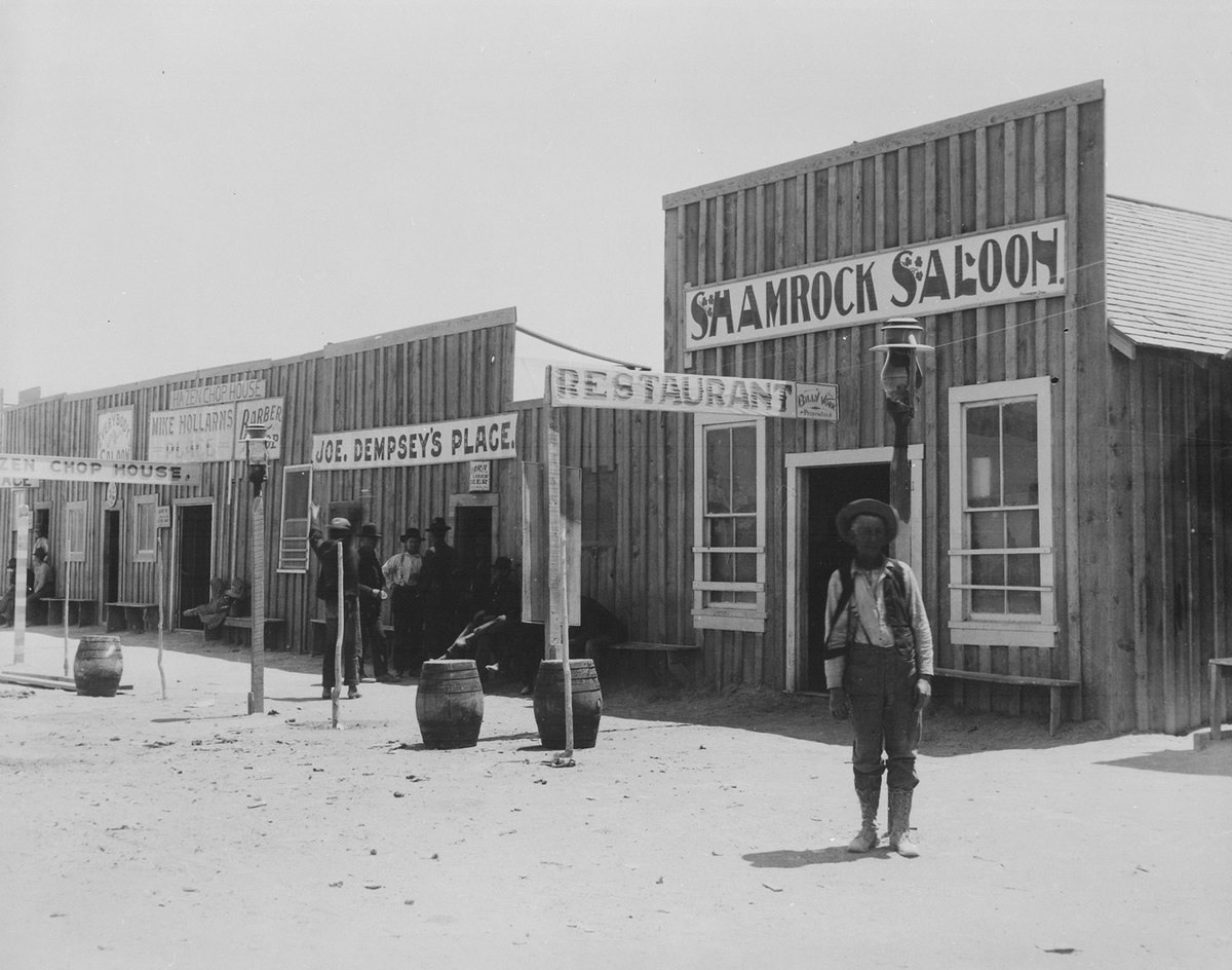 صالون في شوارع إحدى مدن الغرب القديم في (نيفادا) سنة 1905.