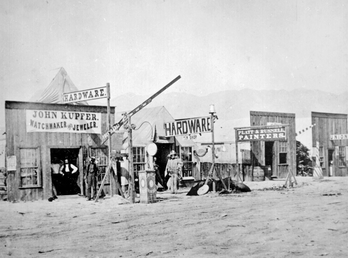 شارع في وسط مدينة نموذجي في إحدى مدن الغرب الأمريكي القديم في (يوتاه) سنة 1869.