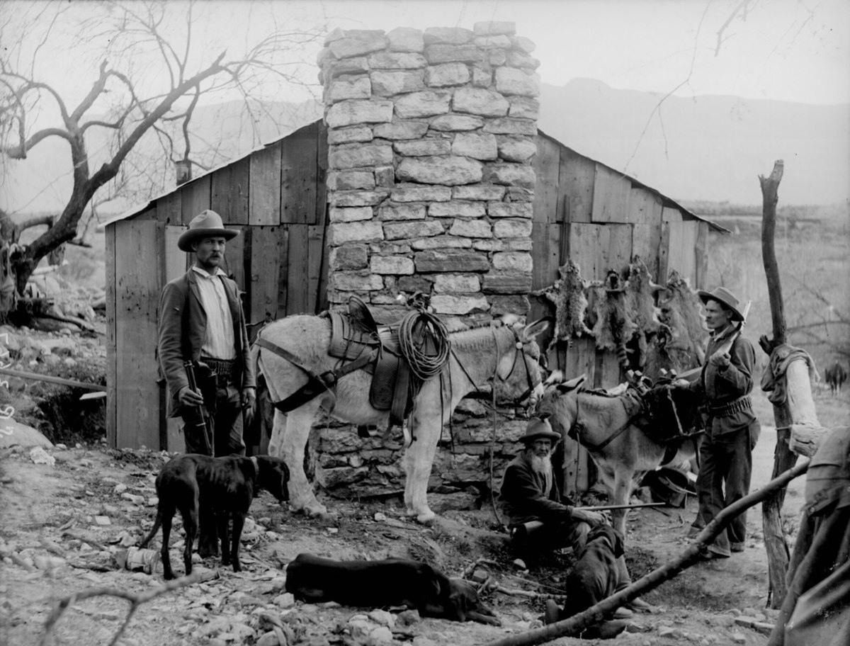 مجموعة من الصيادين وناصبي الأفخاخ خارج كوخهم في حوض (براونز) في (أريزونا) سنة 1908.